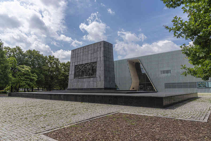 Polonia - Varsovia 172 - monumento a los Héroes del Gueto de Varsovia.jpg